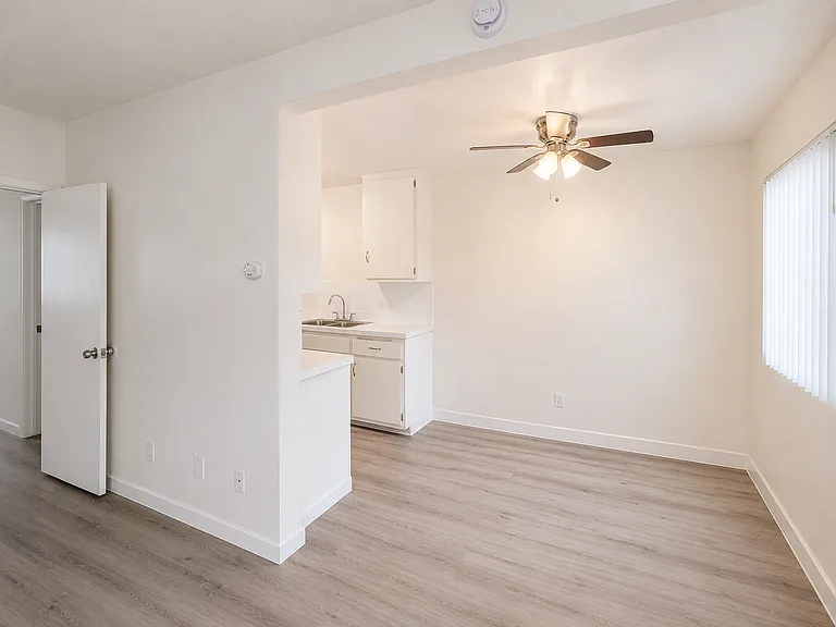 111-115 E Beach Ave — Photo 9