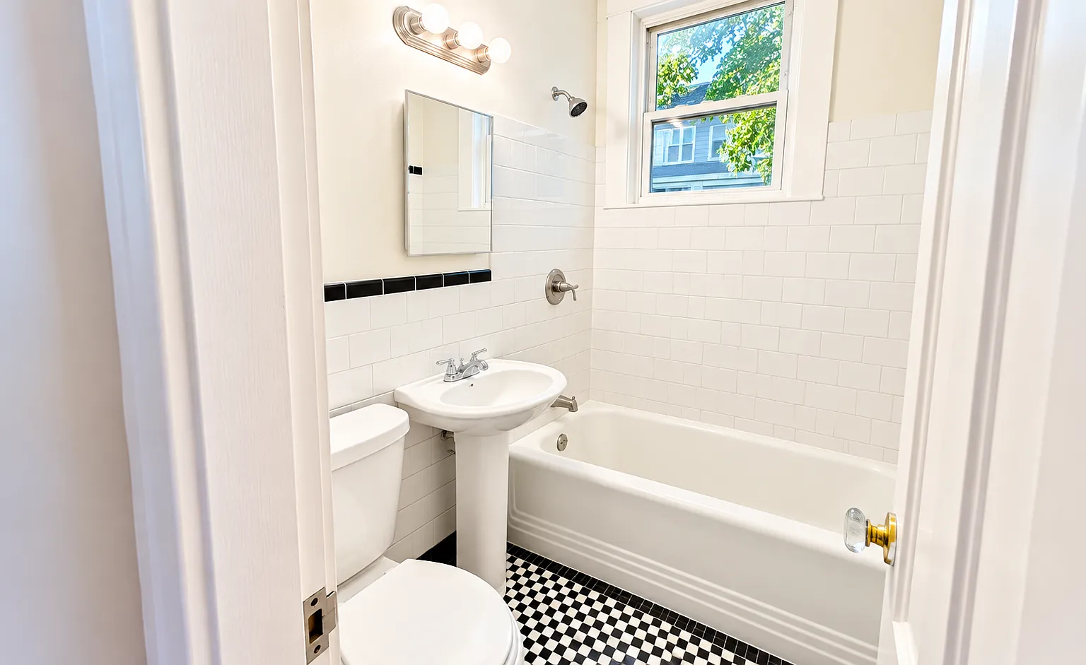 3 bed, 850 sqft, $2,500 — Photo 1