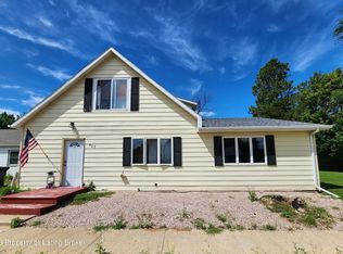 307 10th St S, Hettinger, ND 58639