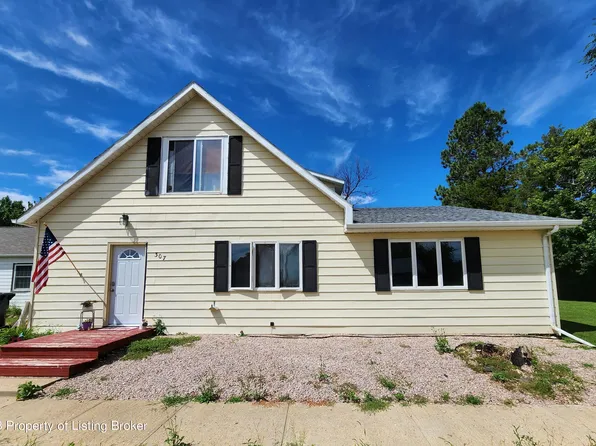 307 10th St S, Hettinger, ND 58639