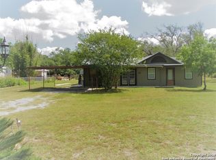 211 Crosscreek Dr, Floresville, TX 78114