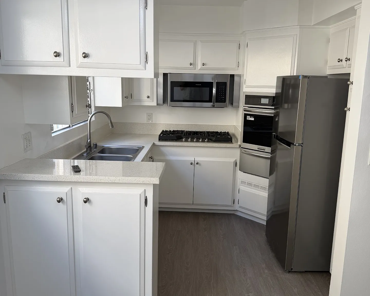221 S Doheny Drive — Photo 2