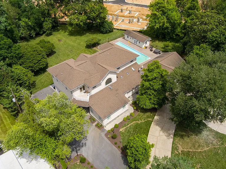 10805 S Glen Rd — Photo 2