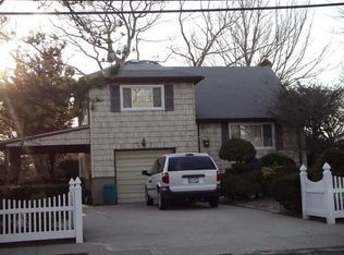 678 County Line Rd, Amityville, NY 11701