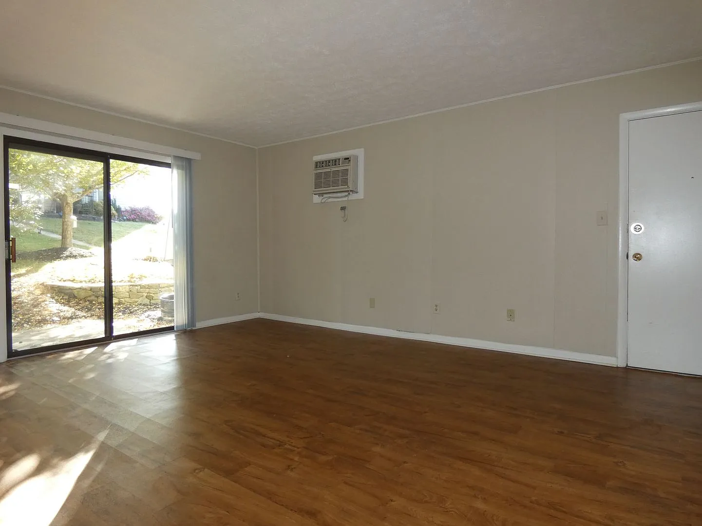 Updated Ground-Floor Apartment — Photo 3