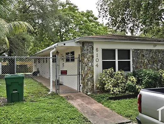 6104 SW 35th St #FRONT — Photo 1