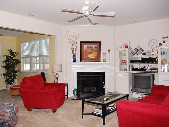 Great Room w/Gas Log FP