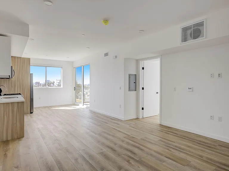 Fairfax Apartments — Photo 30