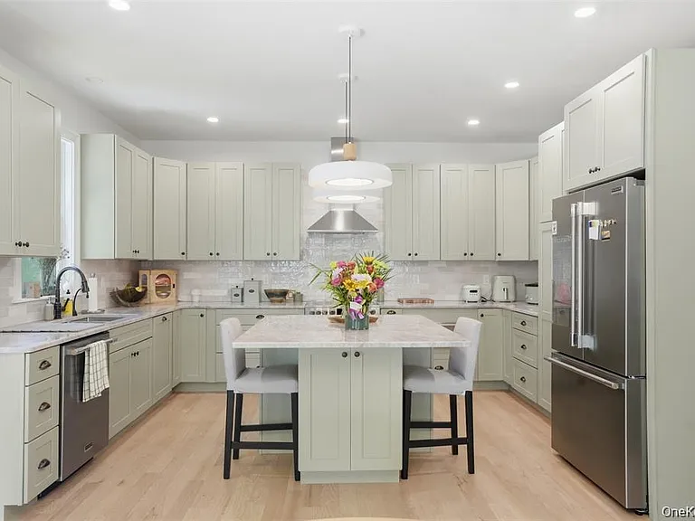 33 Howland Ave — Photo 8