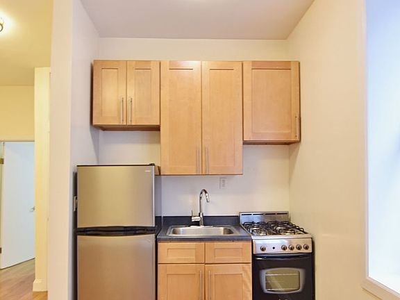 2nd image of 12 Pinehurst Ave APT 1c