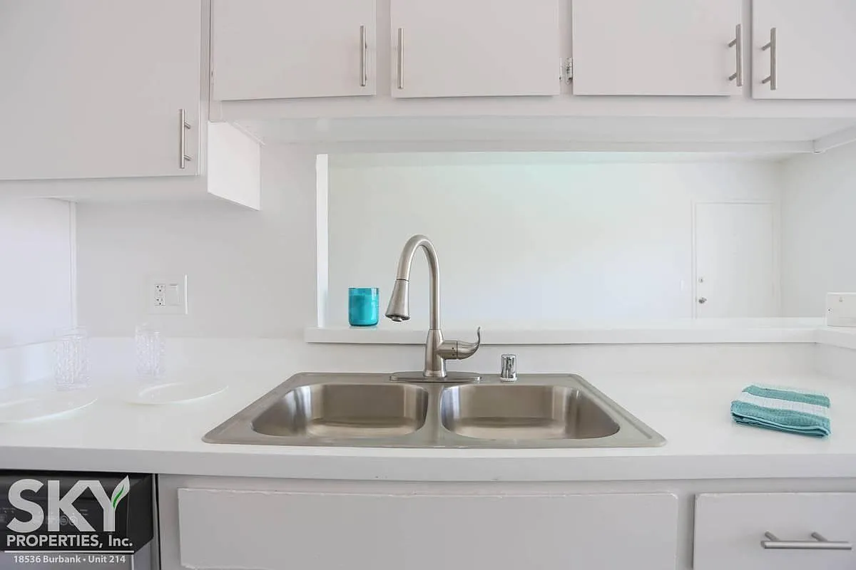 Tarzana West Apartments — Photo 3