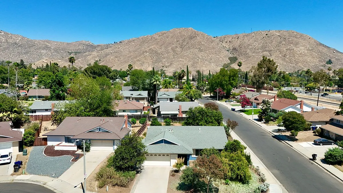 4 bed, 2.0 bath, 1597 sqft, $3,850 — Photo 2