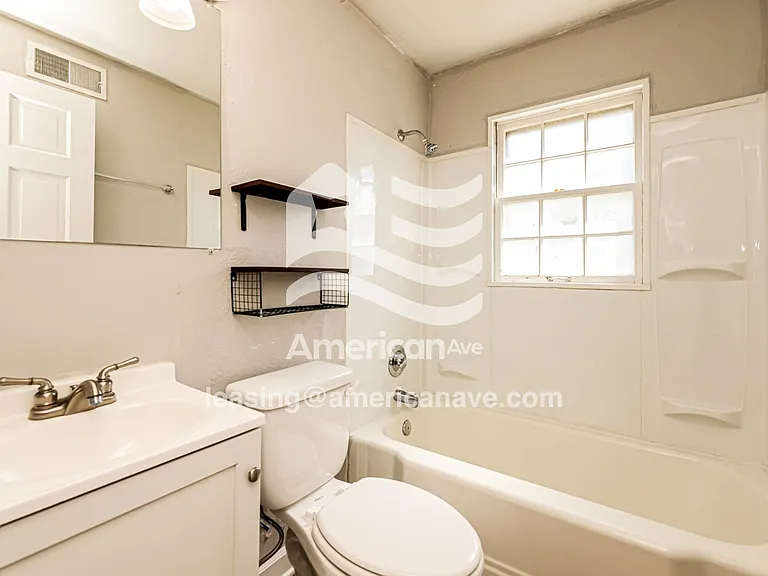 1097093_008_main_bathroom_9.jpg