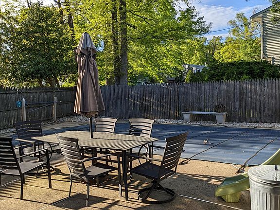 Backyard / Swimming Pool