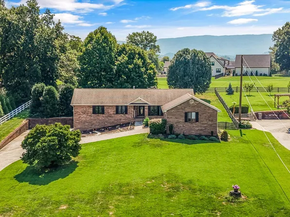 2112 Carpenters Grade Rd, Maryville, TN 37803