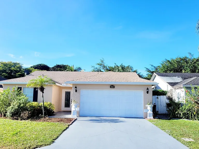 1328 Waterway Cove Dr — Photo 1