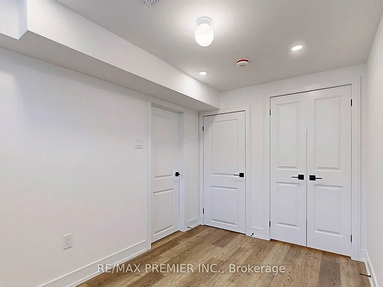 208 McRoberts Ave W #LOWER — Photo 14