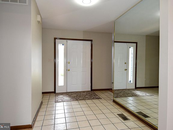 4th image of 828 Coxswain Way