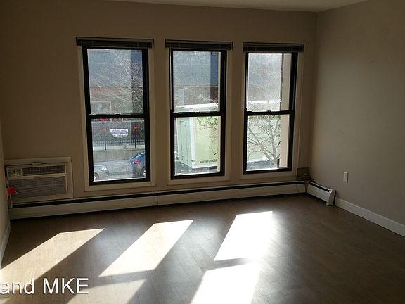 4th image of 2019 N Farwell Ave APT 302