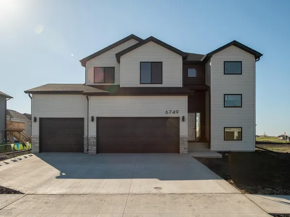 6749 27th St S, Fargo, ND 58104
