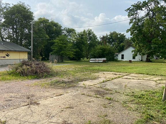 3rd image of 402 W Railroad St