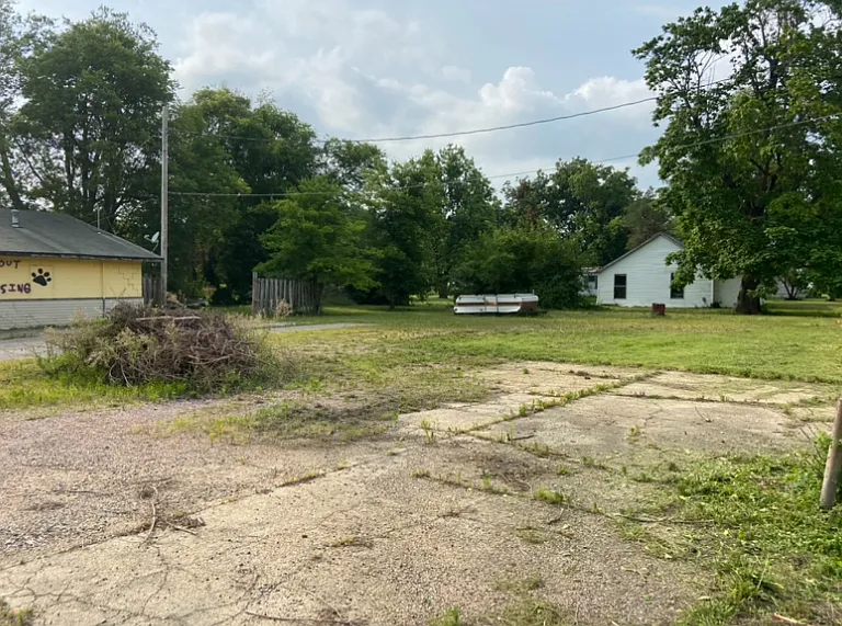402 W Railroad St — Photo 3