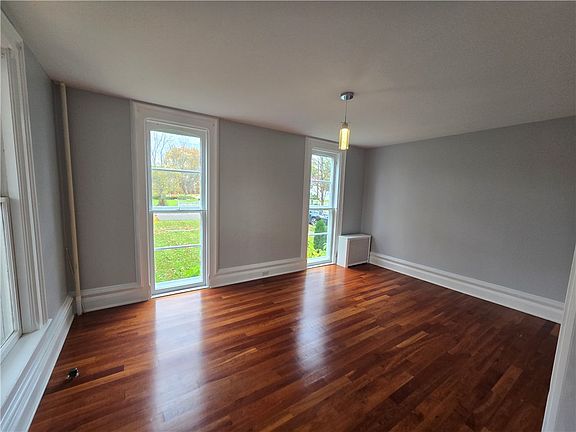 5th image of 41 Maple St