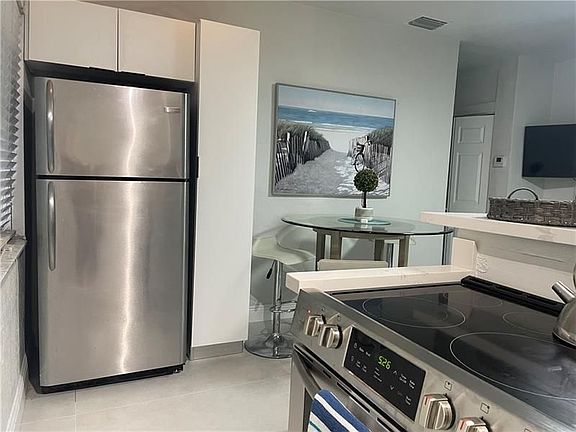 5th image of 17 NE 9th Ave APT 1