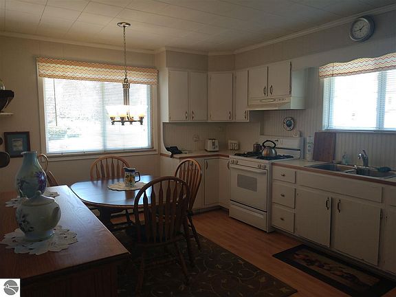 5th image of 208 E Michigan Ave