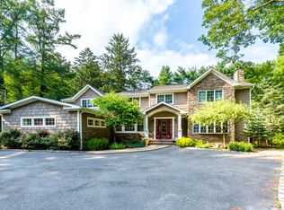 11 Plymouth Rd, Dix Hills, NY 11746