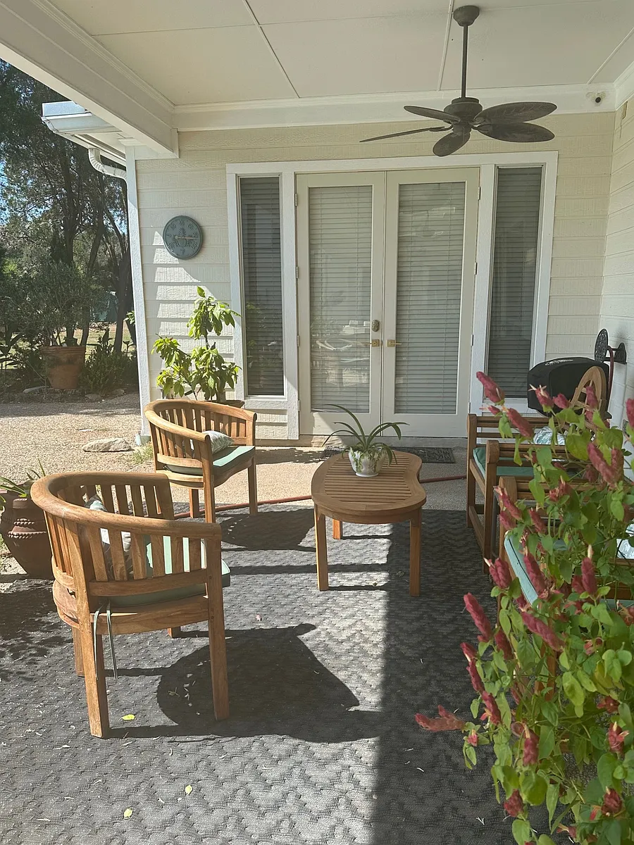 Apartment Entrance - Interstate Highway 10 W