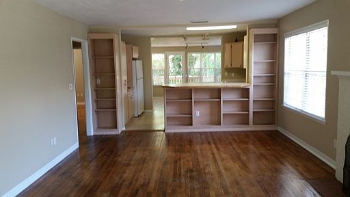 5th image of 230 Hartford Ave