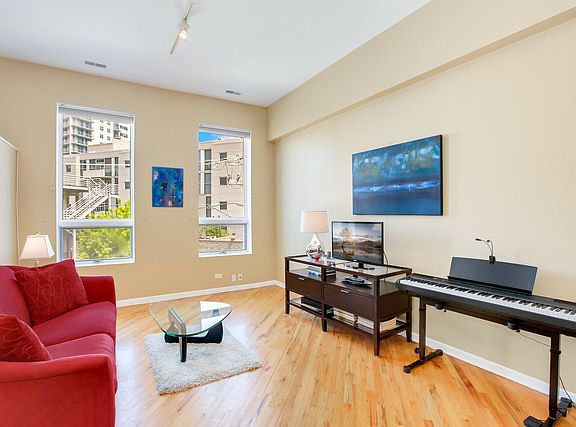 2nd image of 689 N Milwaukee Ave