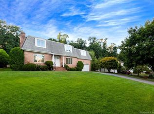14 Coachlamp Ln, Stamford, CT 06902