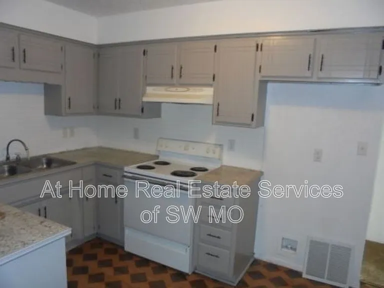 3410 W Maple Dr — Photo 3