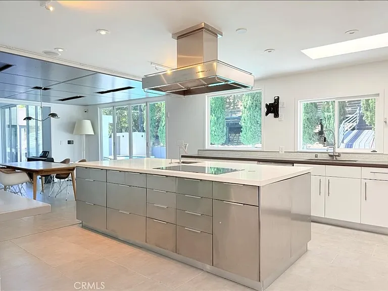 1801 Roscomare Rd — Photo 12