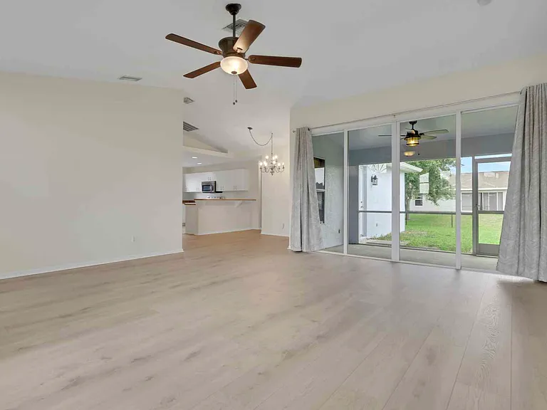 2124 NW 18th Ave — Photo 9