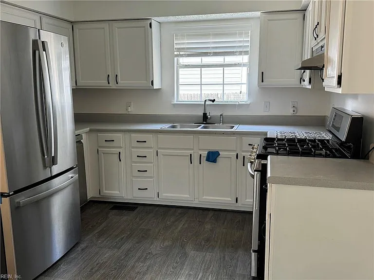 400 W 30th St — Photo 11