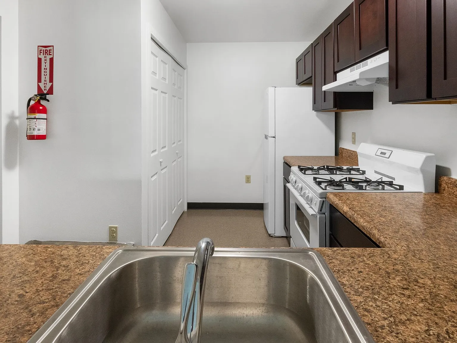 4 bed, 2.0 bath, $3,040 — Photo 4