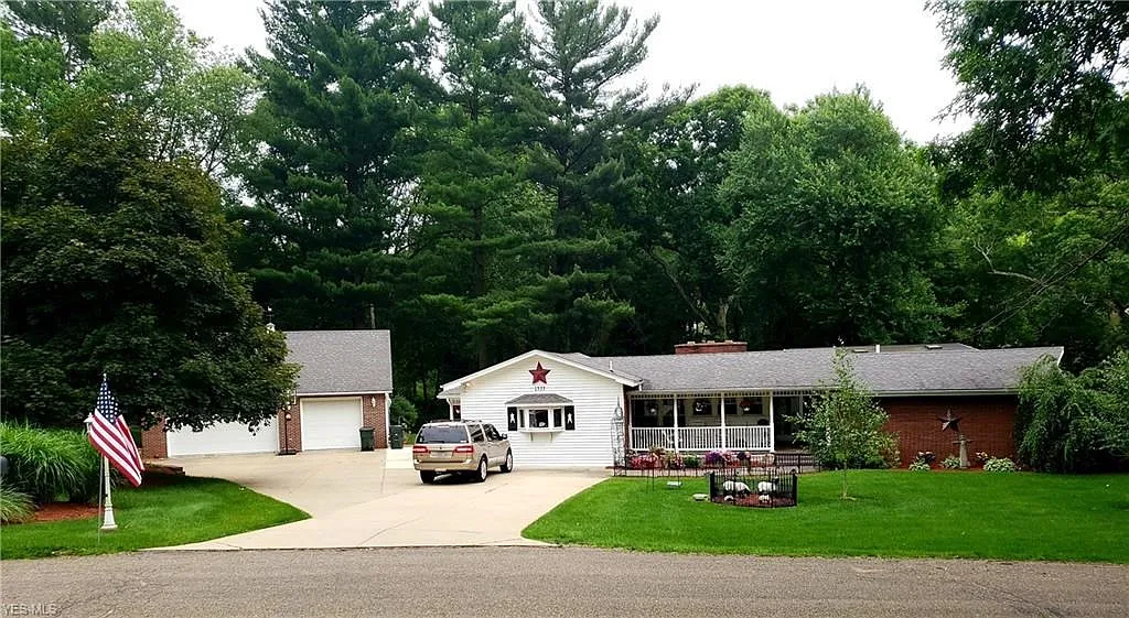 1977 Meadowbrook Rd photo 1