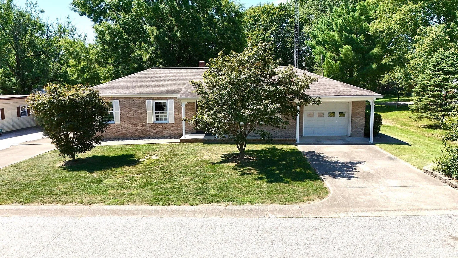 2115 Lakeview Dr photo 1