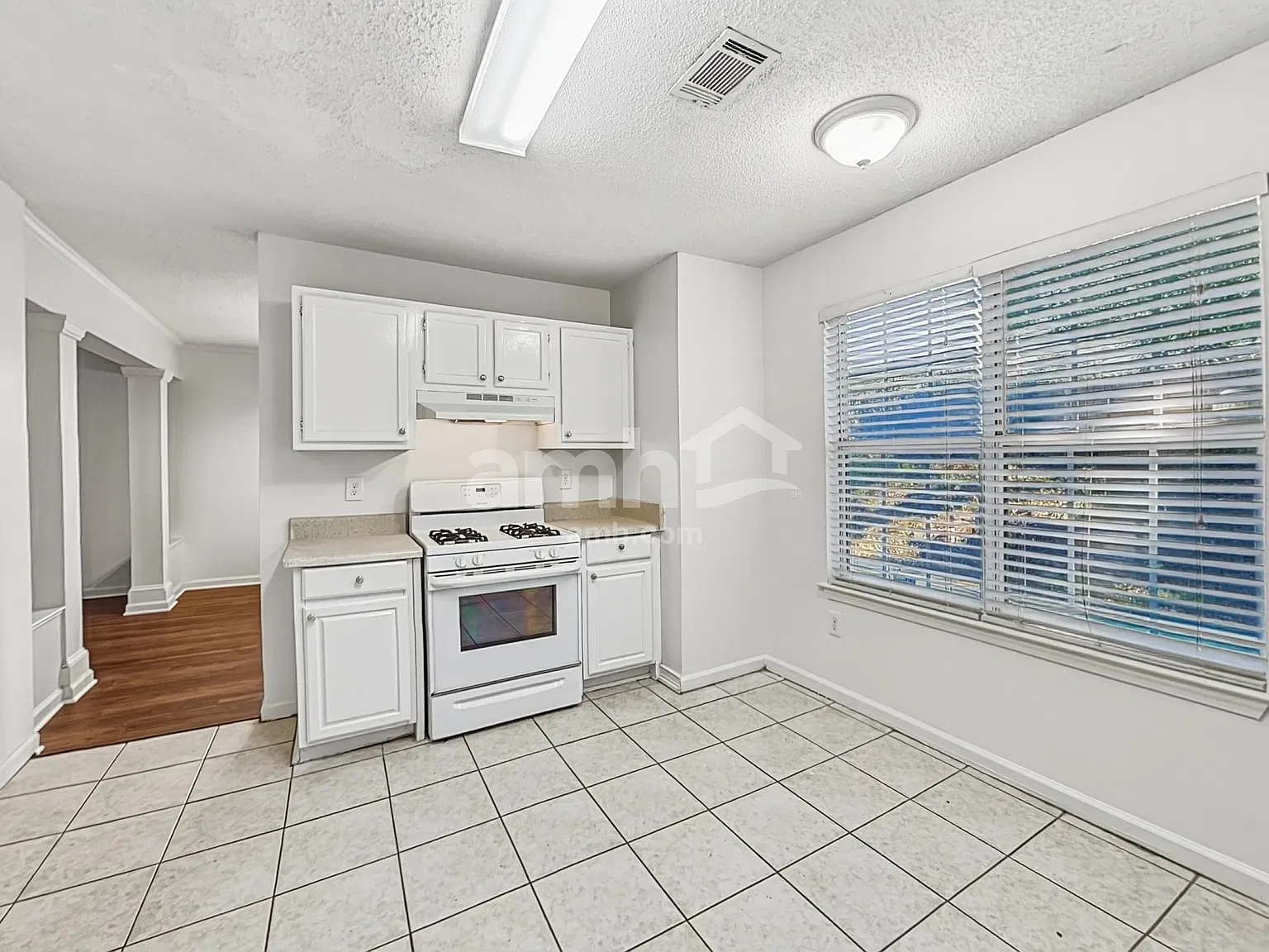 3 bed, 2.5 bath, 1386 sqft, $2,095 — Photo 3