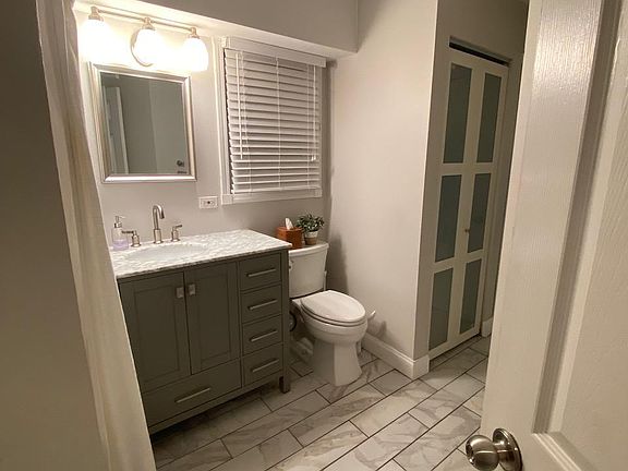 5th image of 837 N Marshfield Ave #1