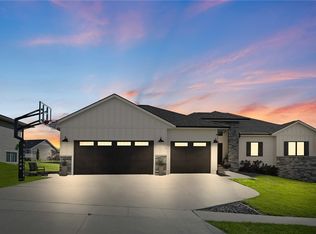 1113 Clearview Cir, Pella, IA 50219