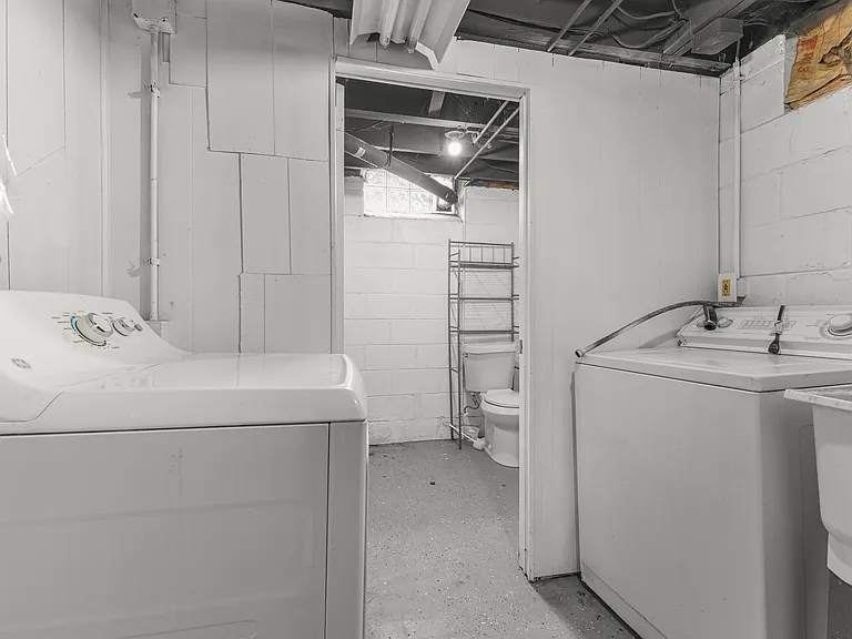 21311 Outer Dr — Photo 25
