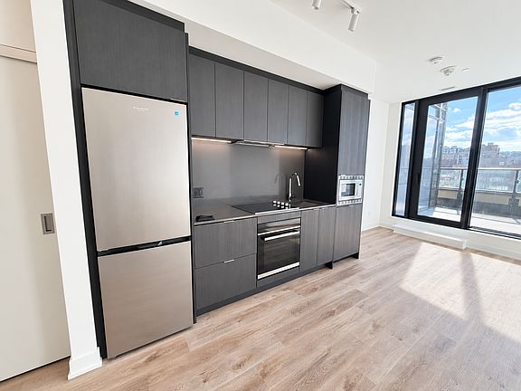 5th image of 91 John St N #803