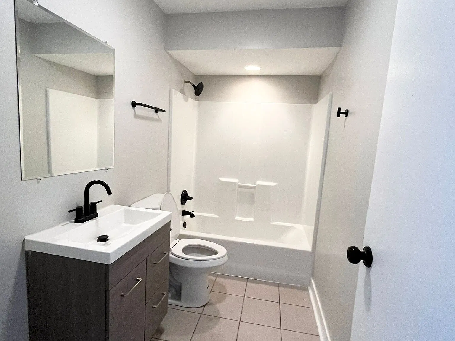 3 bed, 1.0 bath, $1,900 — Photo 3