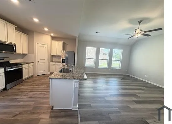 4 bed, 1750 sqft, $2,350 — Photo 3