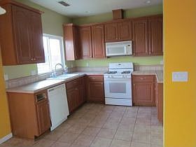3rd image of 16585 Victory Ave