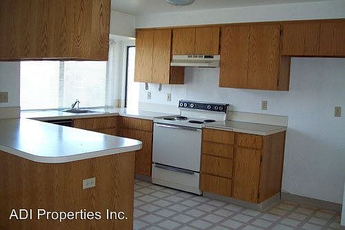 2nd image of 853 NE Thomas Ct